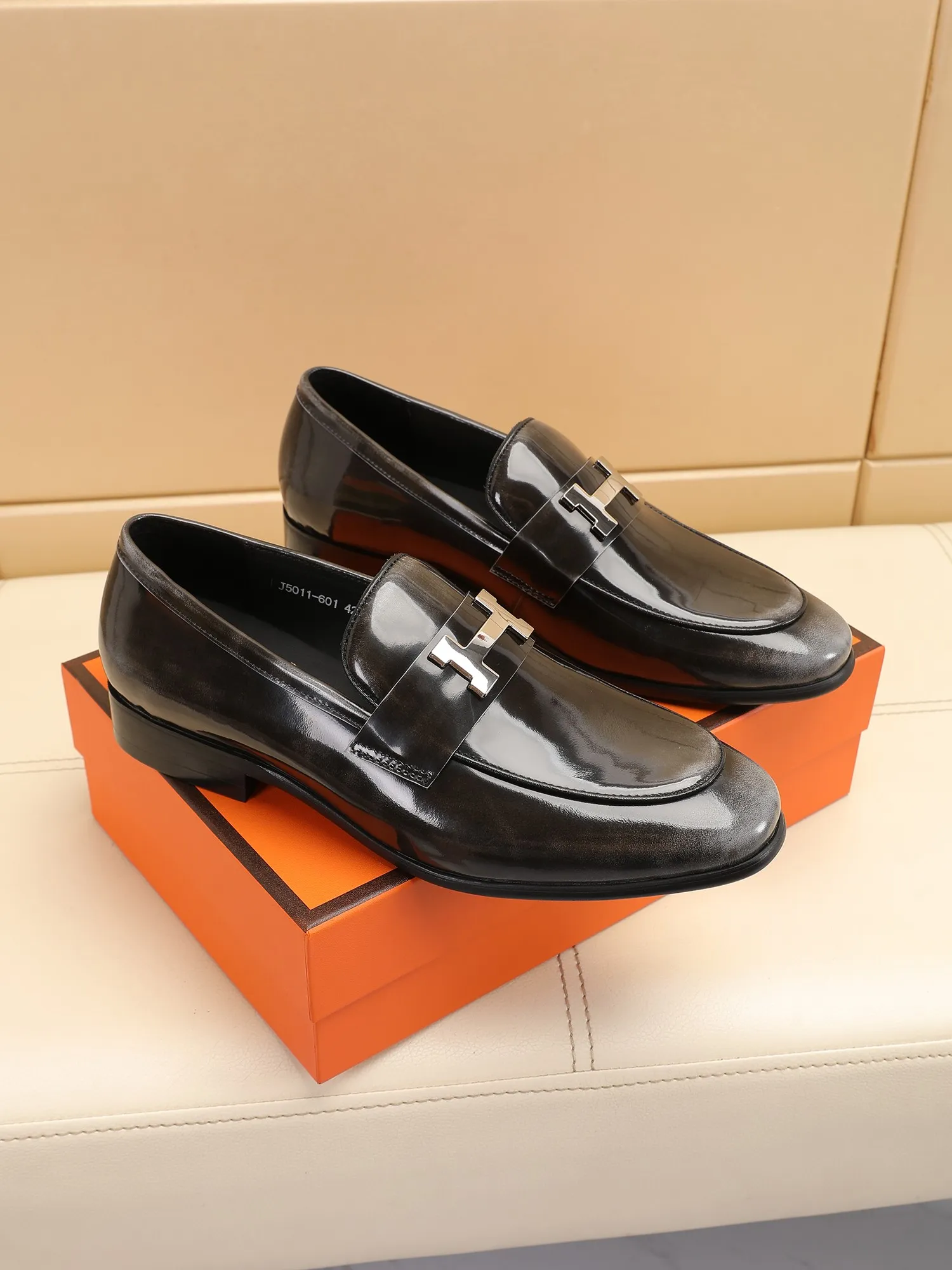 Factory price 460💶[HERMES] (cowhide lining)🍀Italian top luxury🍀He does not pursue novel styles and gorgeous colors, but attracts the favor of successful men with his flawless, elegant and classic style! This very, very comfortable, simple and stable style makes it easy to match any style! The pattern is absolutely 1:1 refined from the original case, and we strive for excellence in materials, imported cowhide + cowhide lining💪💪💪extraordinary texture👍! .Code number: 39 to 44 (38.4546 customized)